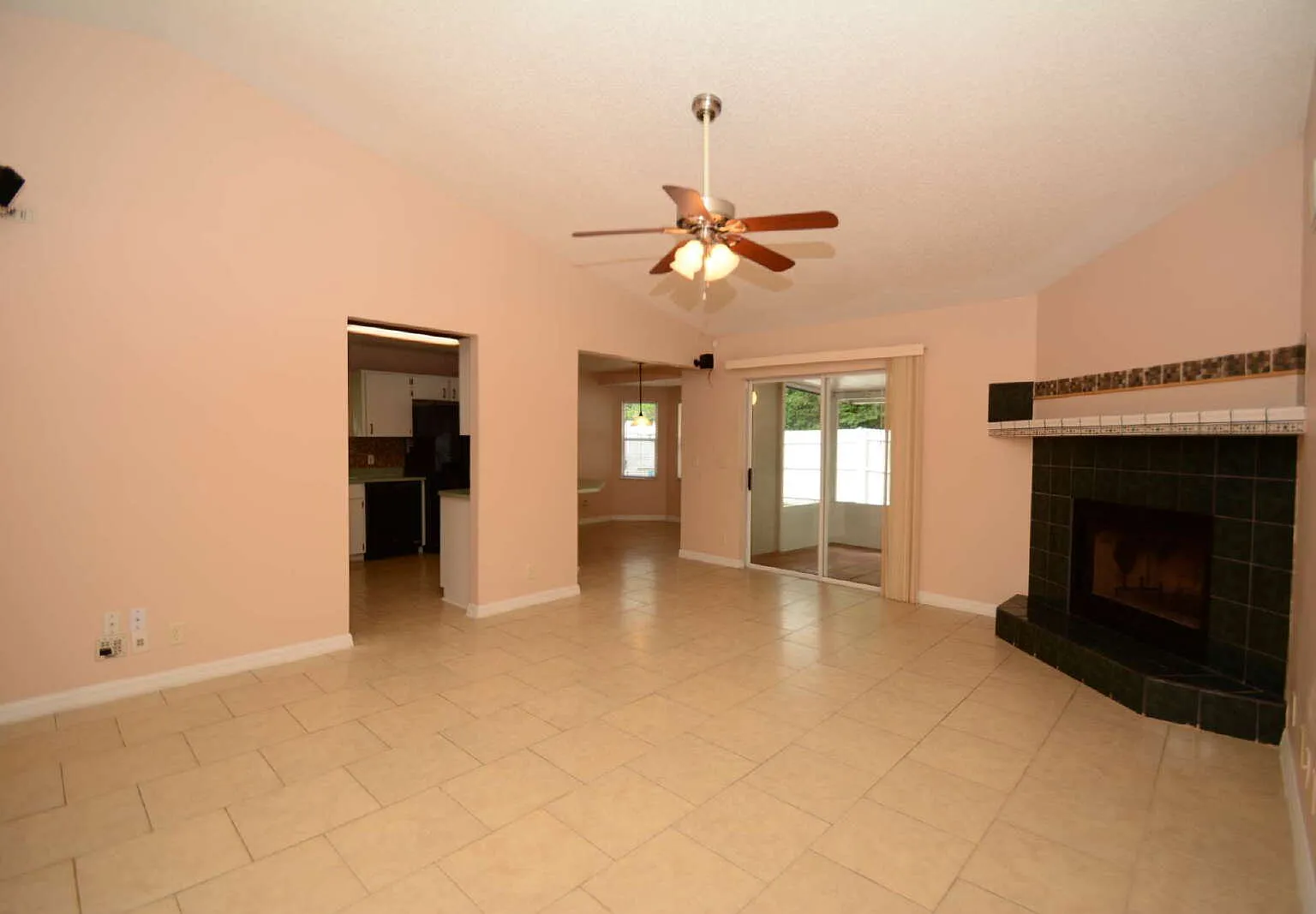 3 bed, 2.0 bath, 1357 sqft, $1,900 — Photo 3