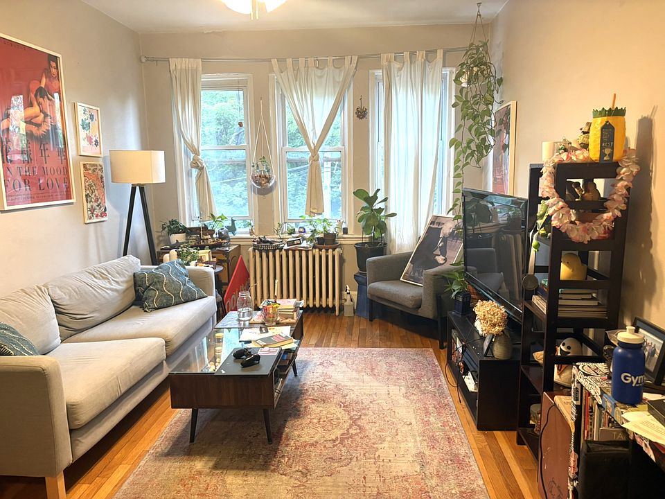 1st image of 27 Lanark Rd APT 4
