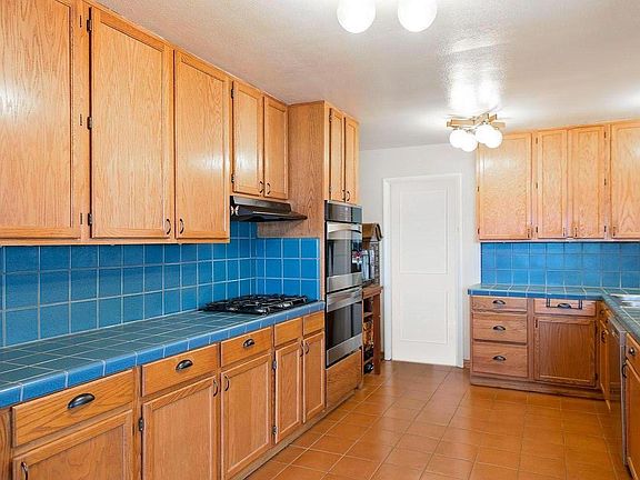 Spacious kitchen with double ovens & dishwasher!