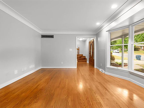 4th image of 86 Glenwood Dr