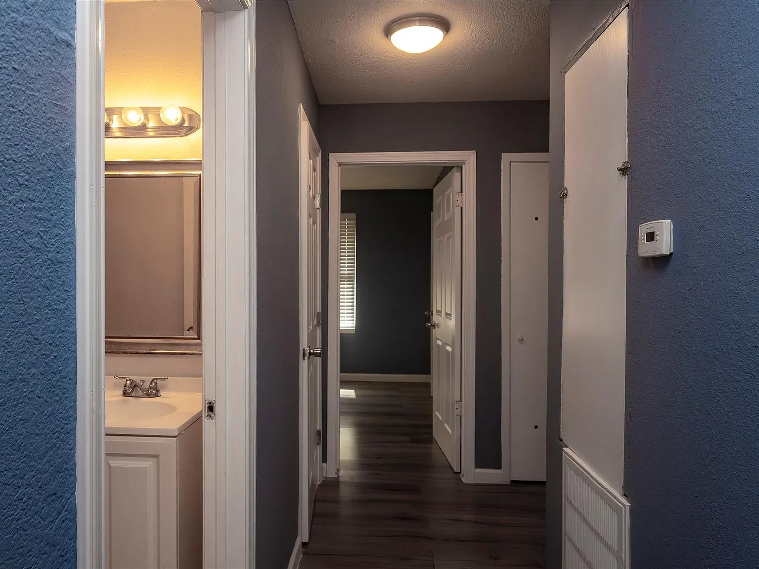 3 bed, 1.0 bath, 918 sqft, $1,400 — Photo 4