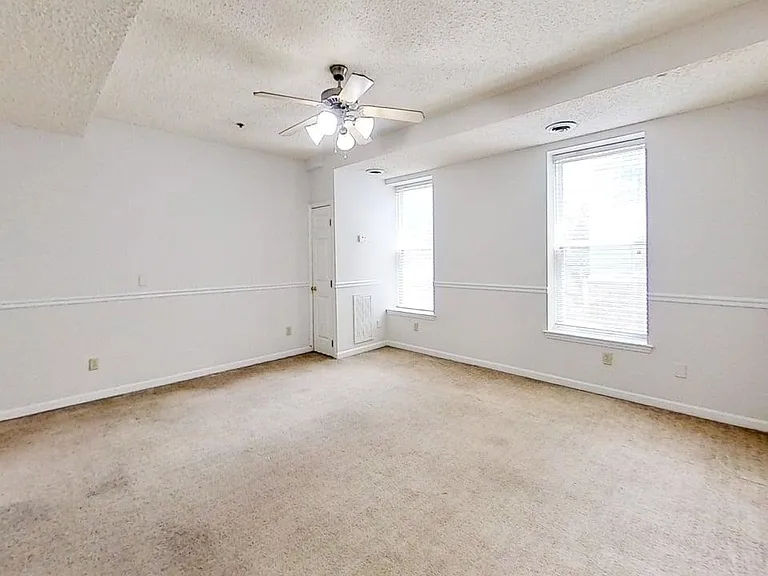 528 E 8th St #3 — Photo 6