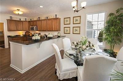 5th image of 549 Hyannis Port Cir