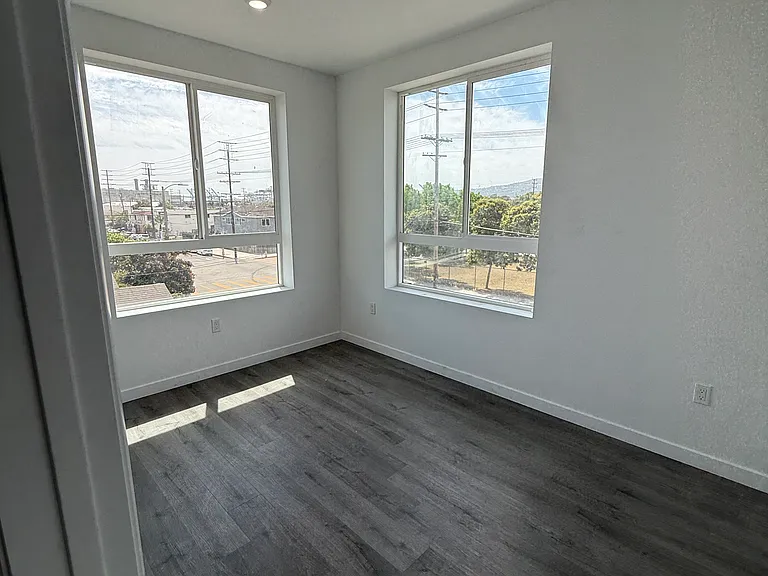 516 N Fries Ave — Photo 3