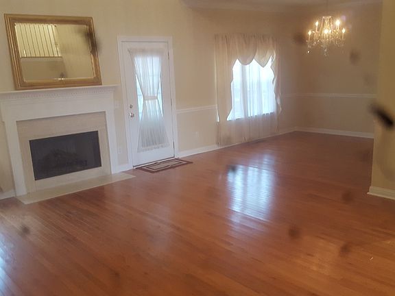 LR/DR - gas log fireplace!