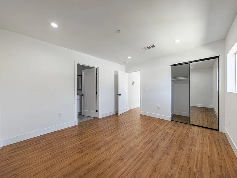 Luxury 3 & 4 Bed Townhomes | Walk to NoHo Arts District + Toluca Lake — Photo 48