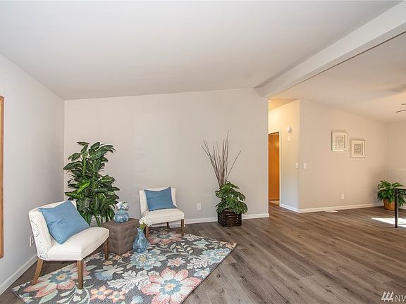 4th image of 121 NE Circle Dr