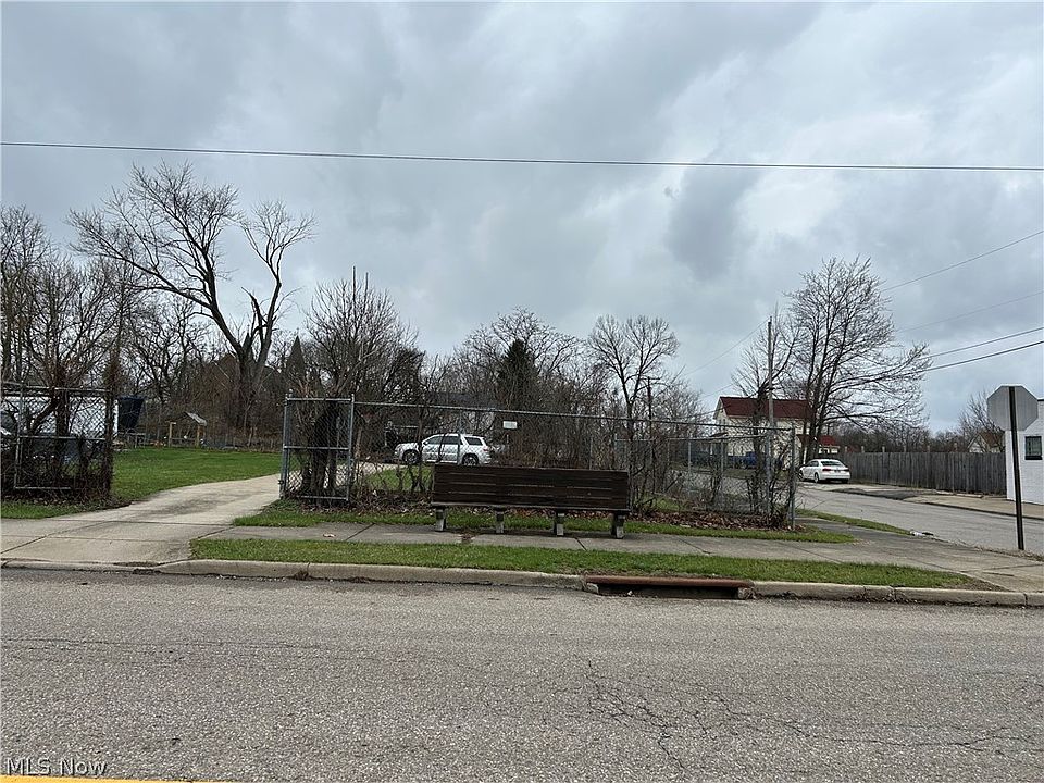 1st image of 624 Steel St