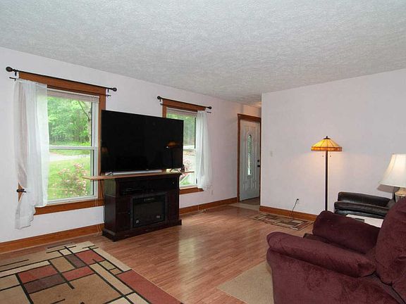 3rd image of 17 Rockwood Ln