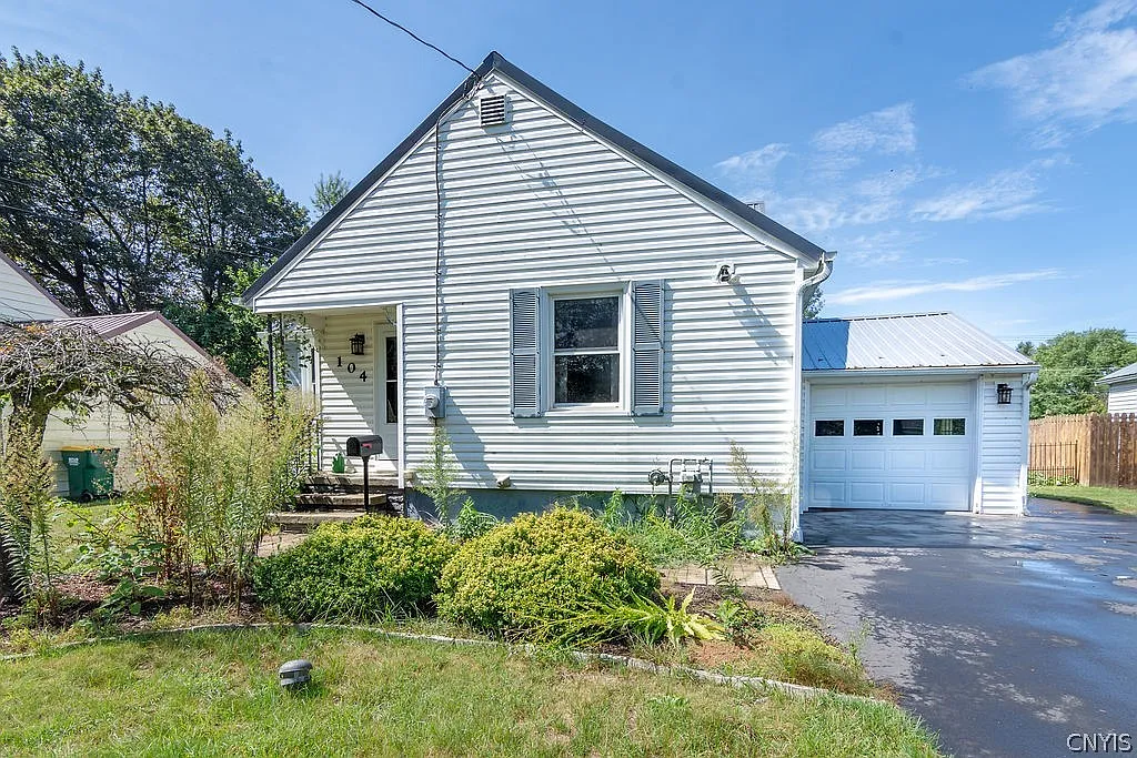 3 bed, 1.5 bath, 1160 sqft, $2,400 — Photo 2
