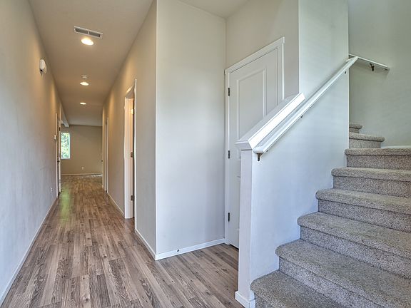 3rd image of 533 NE 138th Pl
