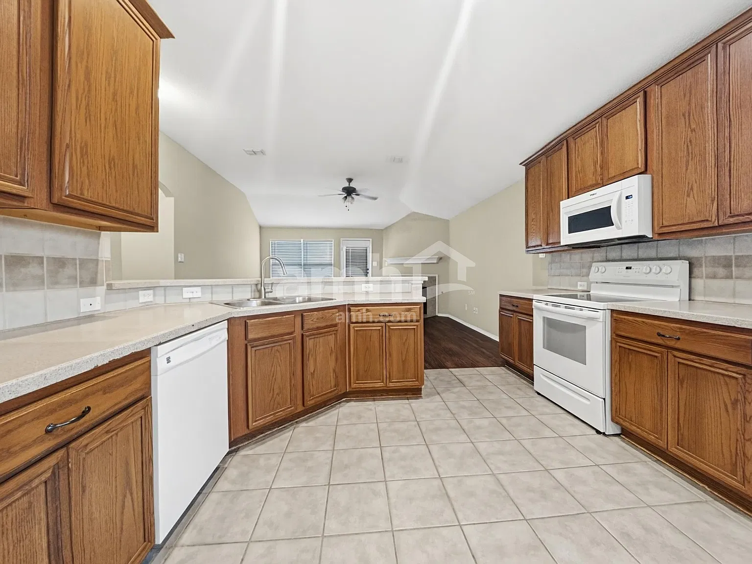 4 bed, 2.0 bath, 2152 sqft, $2,220 — Photo 3