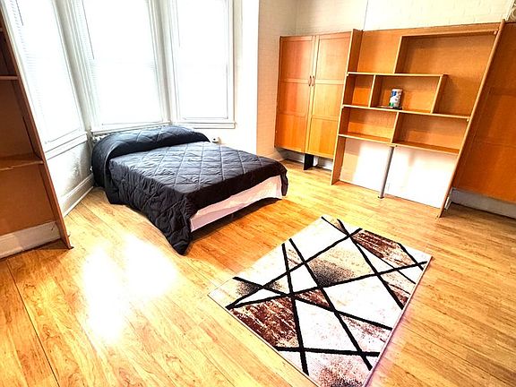 3rd image of 1716 W Erie Ave #4