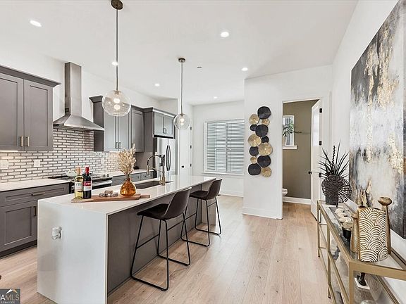 3rd image of 701 Pryor St SW #5