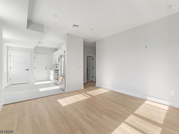 5th image of 977 Sanford Ave #2