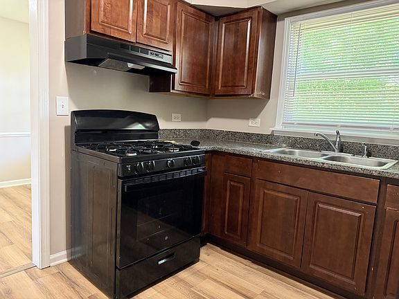 4th image of 1240 Hickory Rd
