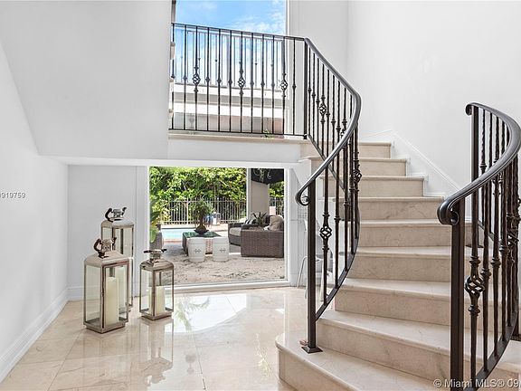 STUNNING FOYER TO THE STAIRS THAT TAKES YOU TO THE SECOND FLOOR THROUGH A GLASS WINDOW.