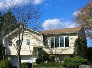 14 Mohegan Pl, Huntington Station, NY 11746