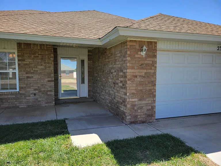 2301 Jadyn Ln — Photo 4