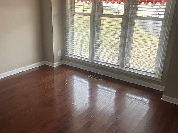 3rd image of 1900 Claymont Dr