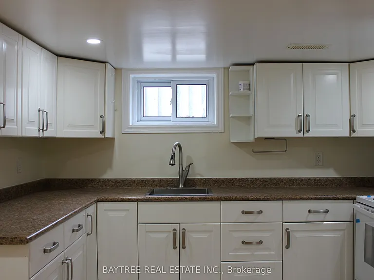 226 Beechy Dr #LOWER — Photo 3
