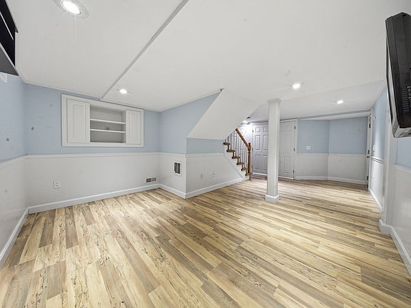 3rd image of 7 Sherborne Cir