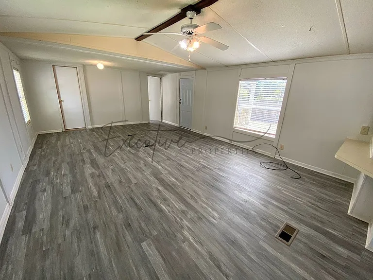 307 N Kinney Ave — Photo 4