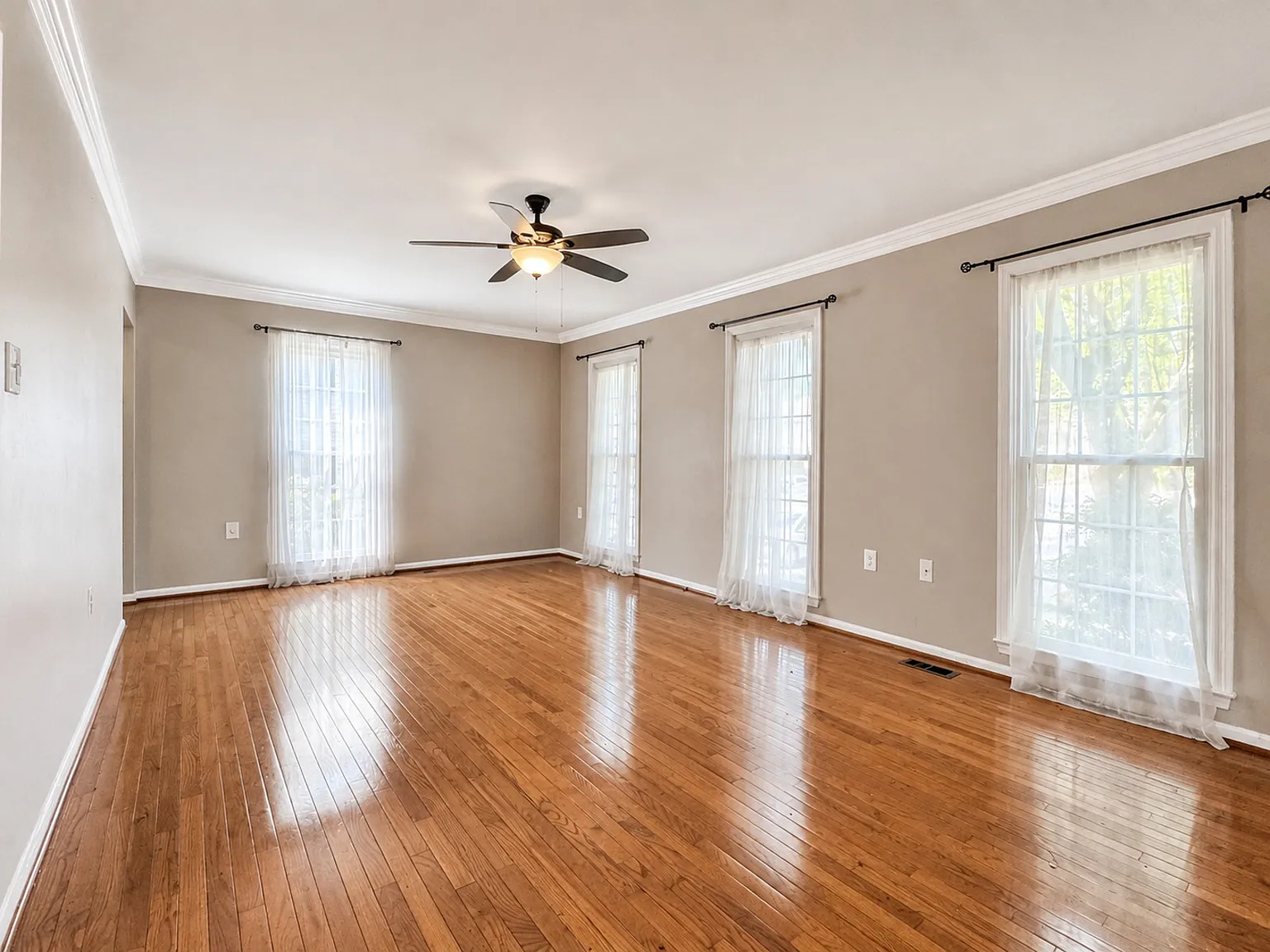 4 bed, 3.5 bath, 2376 sqft, $3,600 — Photo 4