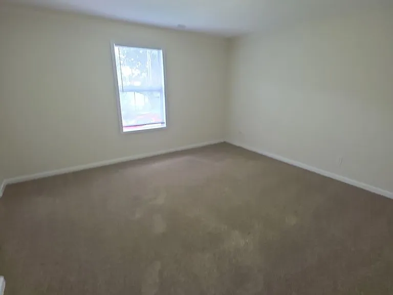 395 Thomas Rd — Photo 2
