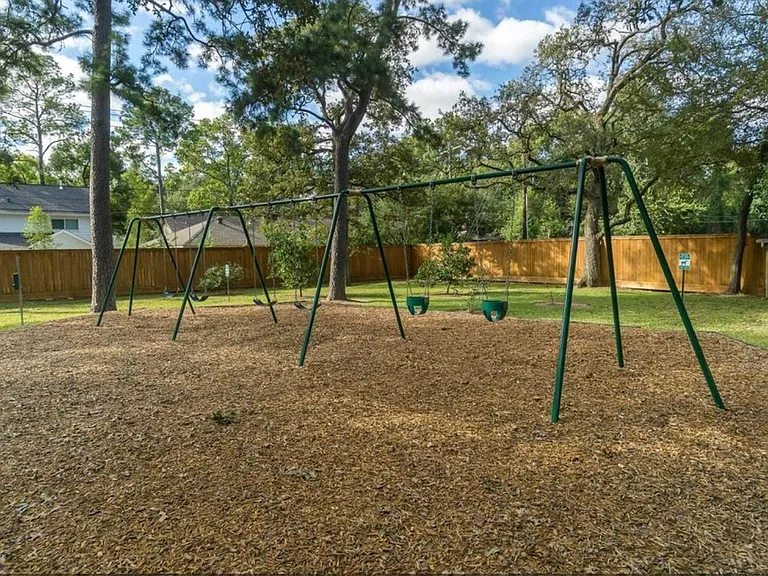 715 Thistlewood Dr — Photo 35