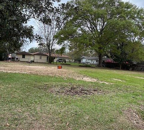 2nd image of 806 Alice Dr