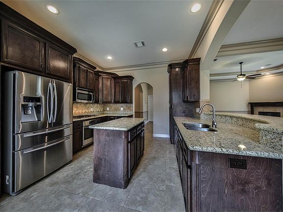 5th image of 323 Weisinger Dr
