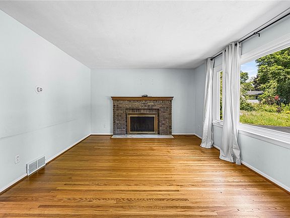 5th image of 332 Galahad Dr