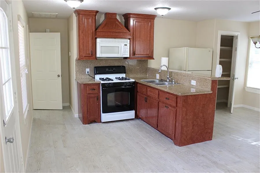 1 bed, 1.0 bath, 900 sqft, $950 — Photo 2