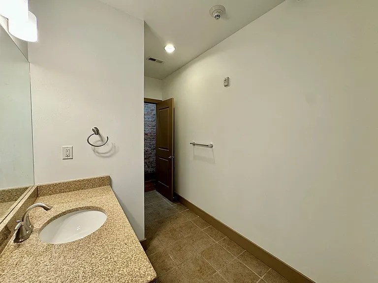 641 Walnut St Apartments — Photo 35