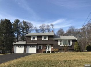 24 Rustic Dr, Waldwick, NJ 07463