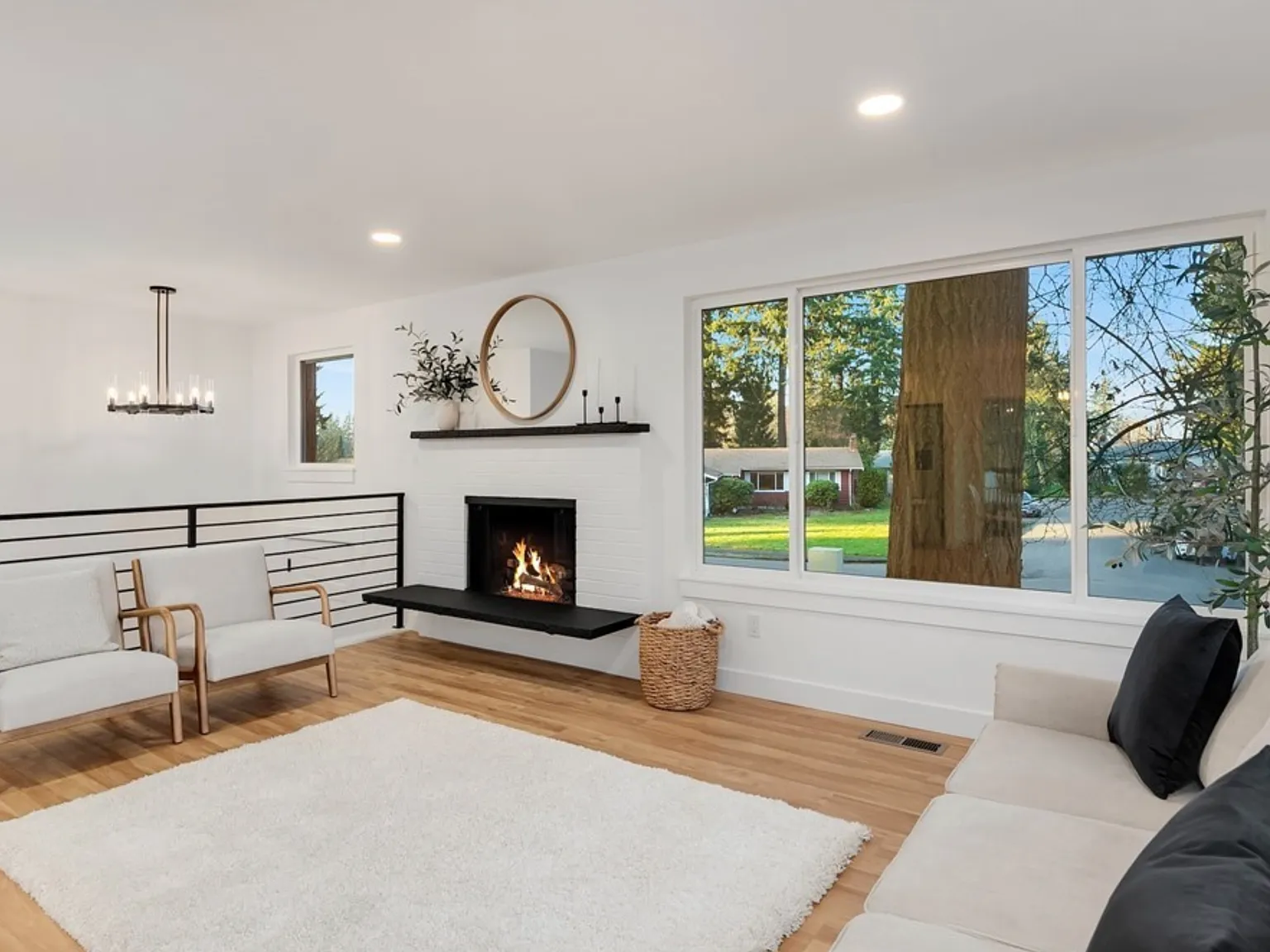 5 bed, 2300 sqft, $4,195 — Photo 2