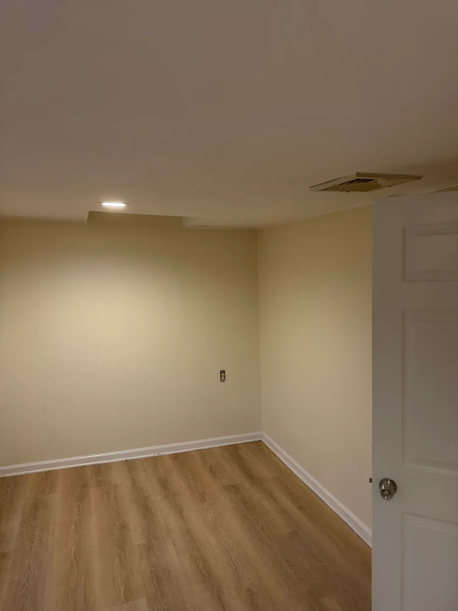 Building Photo - 160 Peck St #2