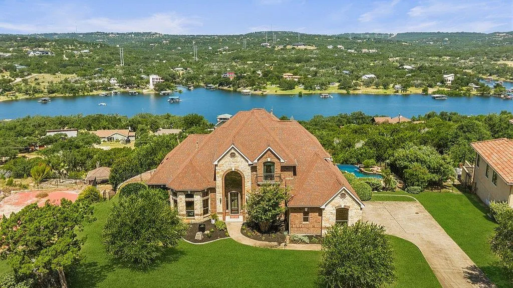 4 bed, 3.5 bath, 4132 sqft, $8,000 — Photo 1
