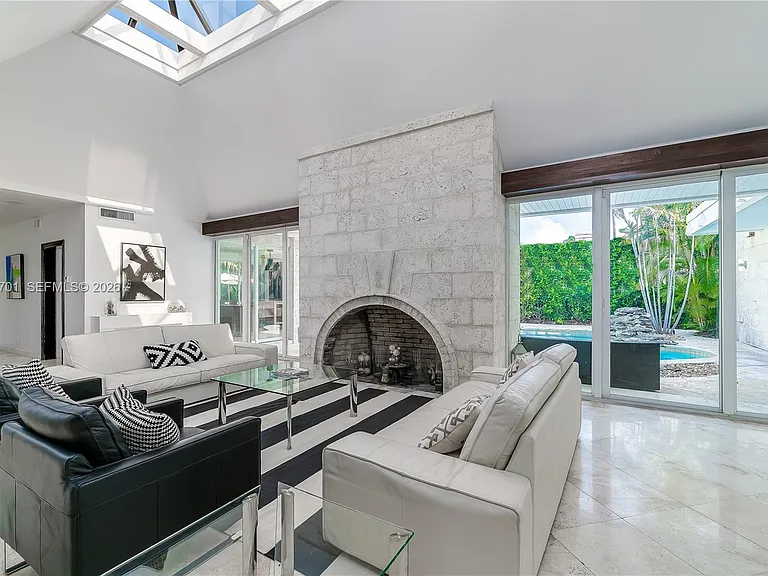 111 S Hibiscus Dr — Photo 1