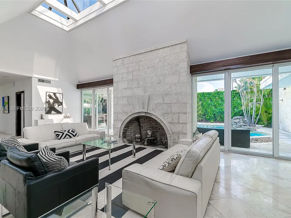 111 S Hibiscus Dr