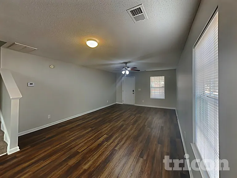 945 Schofield Ln — Photo 3
