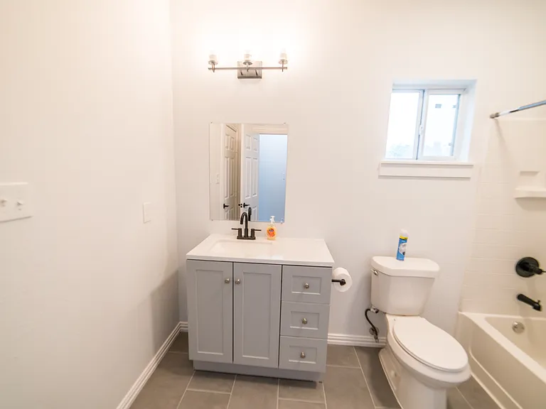 Upstairs full bathroom