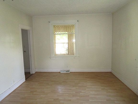 4th image of 916 Wicker St