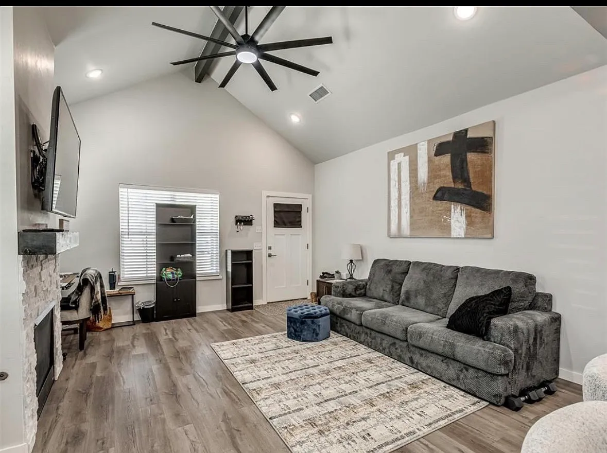2 bed, 1236 sqft, $2,500 — Photo 2