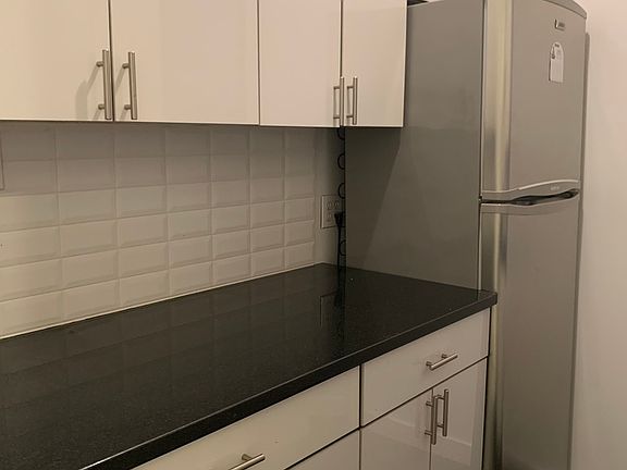 4th image of 210 E 38th St #2DD