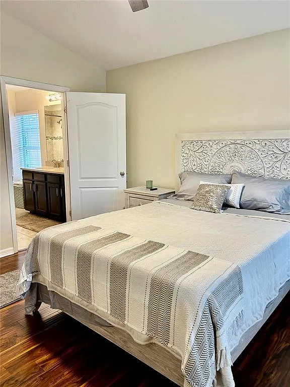 2 bed, 2.0 bath, 1264 sqft, $3,200 — Photo 2