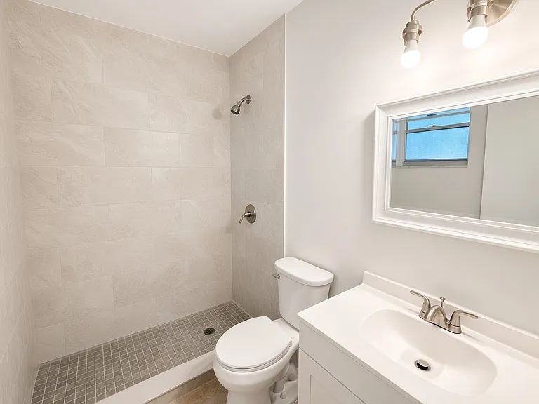 2070 Franklin St — Photo 4