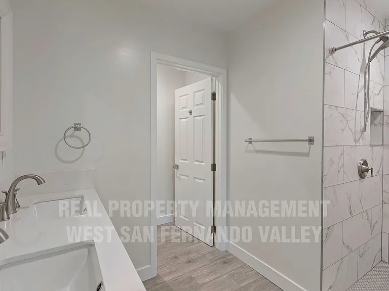 9801 Columbus Ave — Photo 30