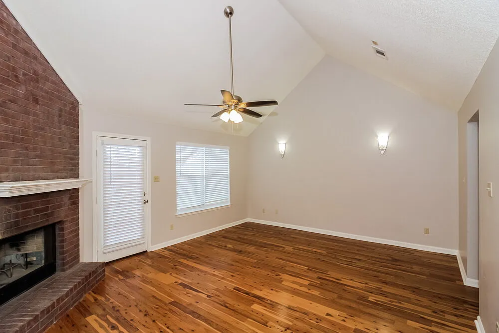 3 bed, 2.5 bath, 1700 sqft, $2,030 — Photo 4
